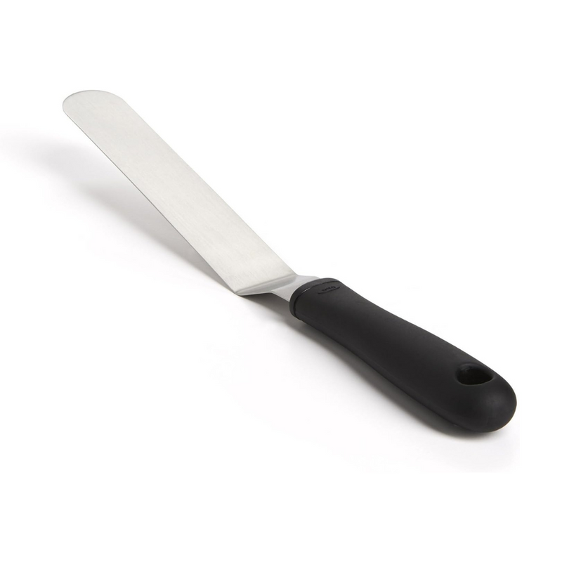 OXO Good Grips Bent Icing Knife with angled stainless steel blade and soft non-slip handle for smooth cake decorating.