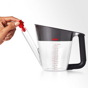OXO Good Grips Fat Separator 4 Cup / 1L with strainer, stopper, and clear measurement markings.