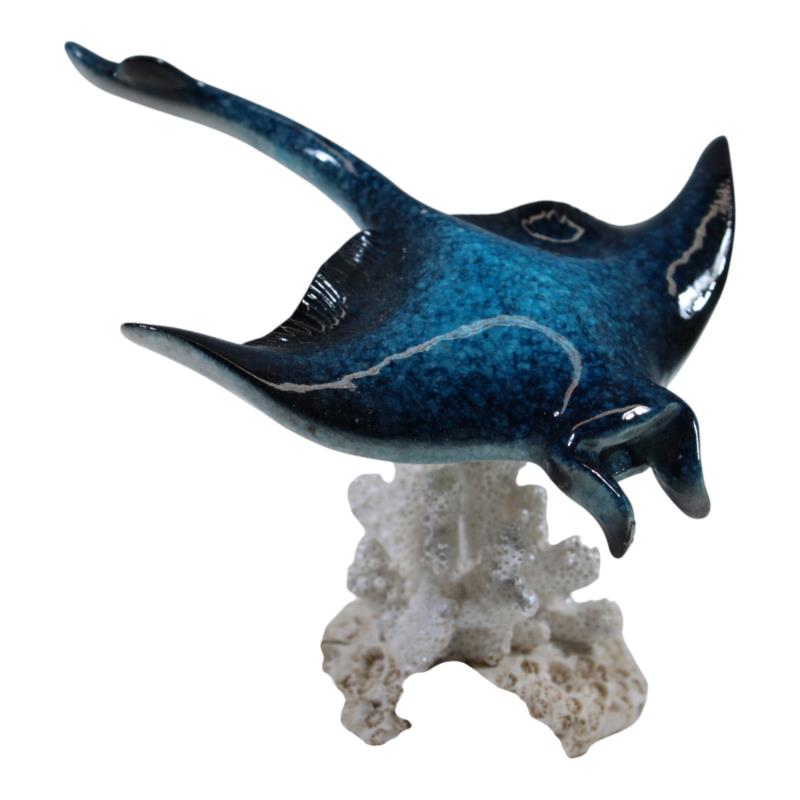 Assorted marble manta ray on coral ornament