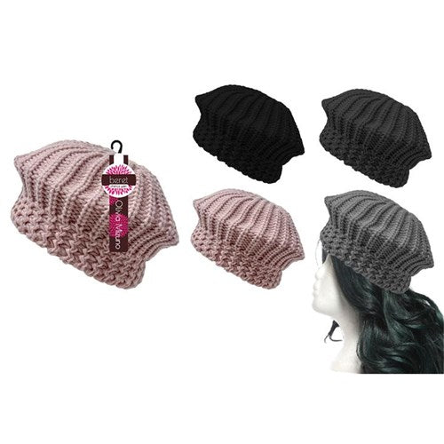 Elegant woven autumn accessory with a slouchy relaxed fit
